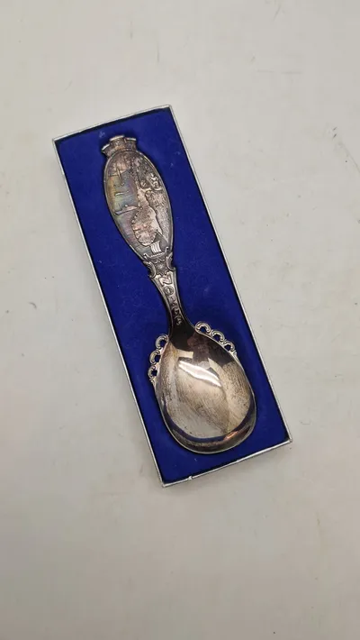 Norsk souvenir ske af nysølv med æske