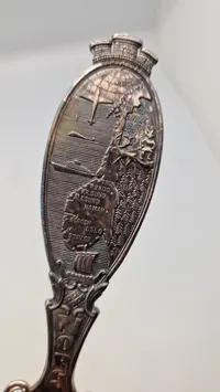 Norsk souvenir ske af nysølv med æske