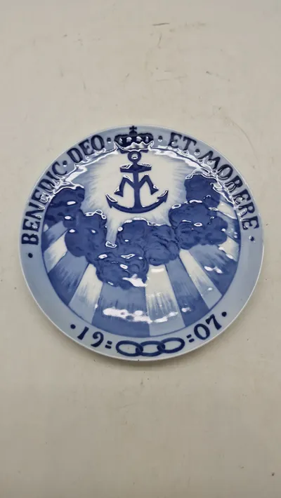 Royal Copenhagen Mindeplatte, BENEDIC. DEO ET MORERE