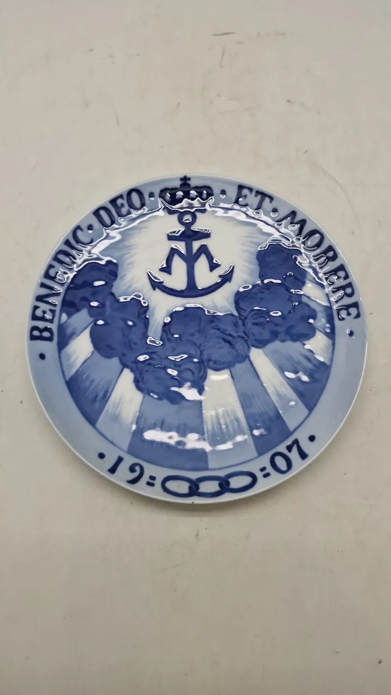 Royal Copenhagen Mindeplatte, BENEDIC. DEO ET MORERE