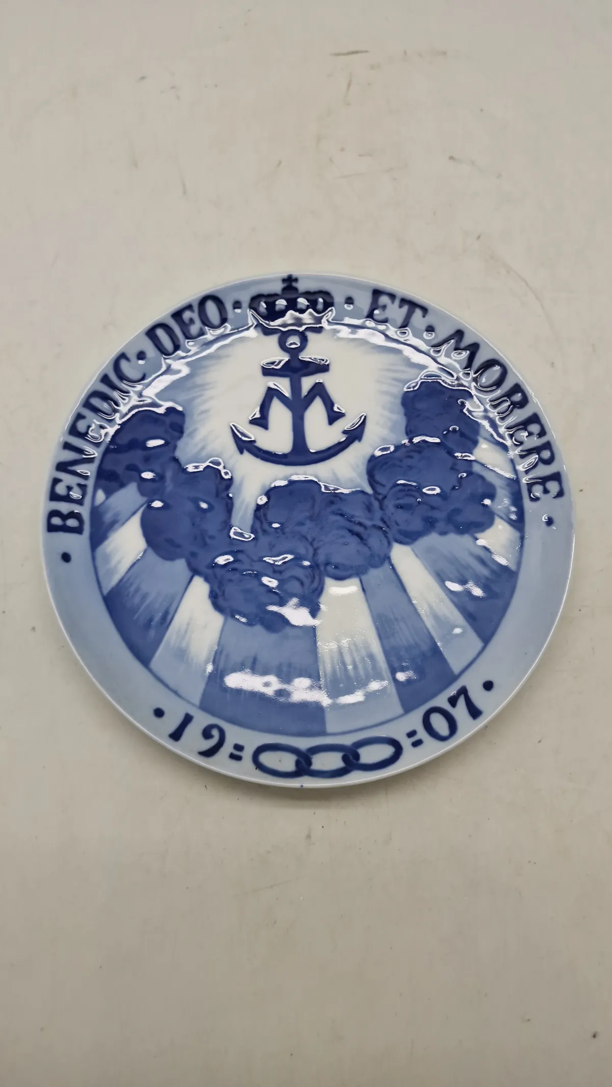 Royal Copenhagen Mindeplatte, BENEDIC. DEO ET MORERE