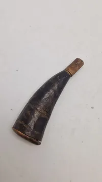 Veludført pistol krudthorn