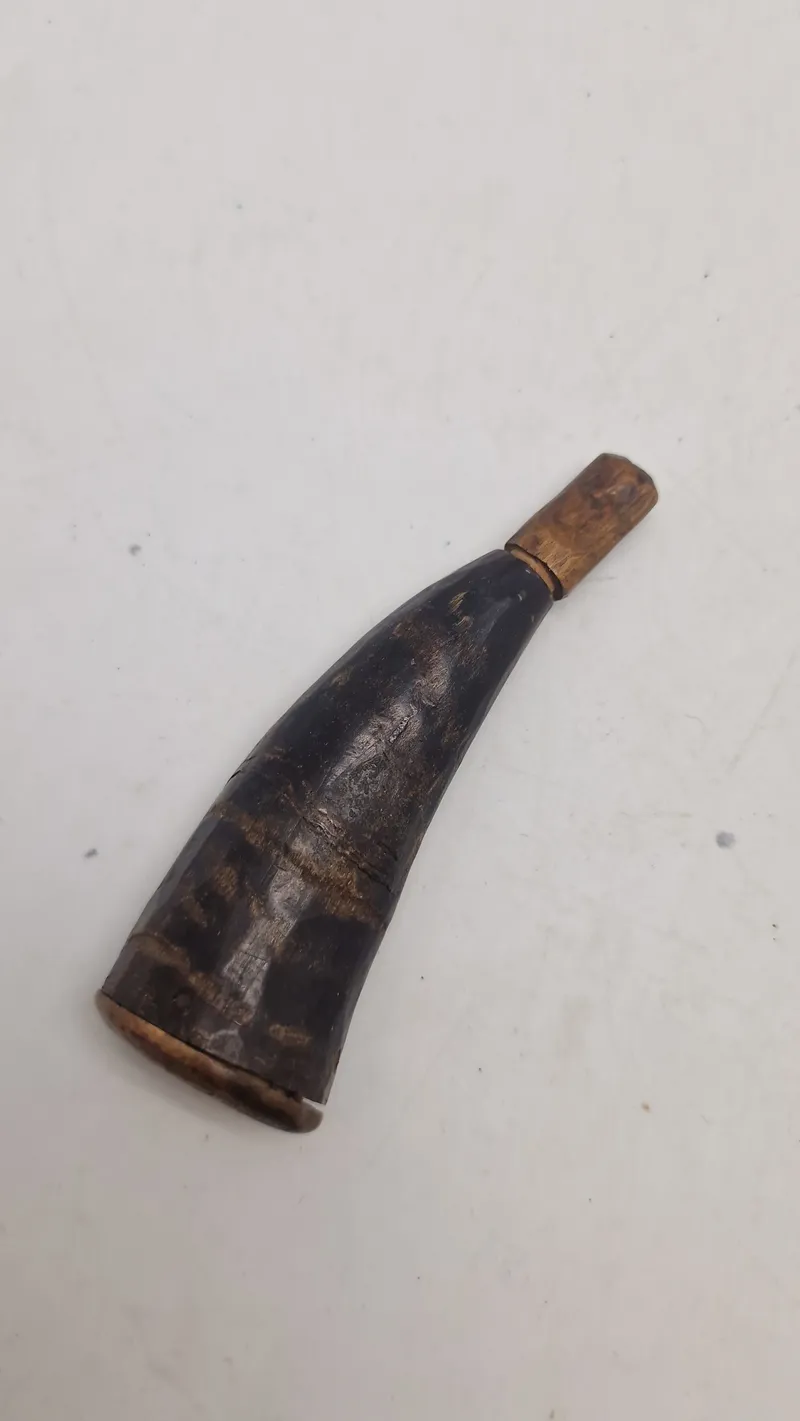 Veludført pistol krudthorn