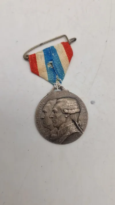 WWI 1918 FRENCH MEDAL LAFAYETTE & WASHINGTON for FRANCE & AMERICA FRIENDSHIP. Original