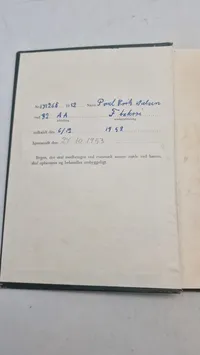 Samling lærebøger fra forsvaret