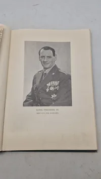 Samling lærebøger fra forsvaret