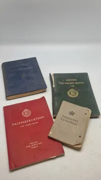 Samling lærebøger fra forsvaret
