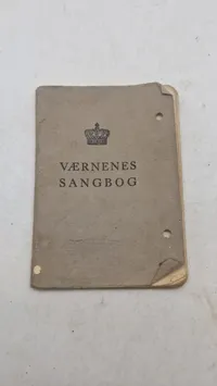 Samling lærebøger fra forsvaret