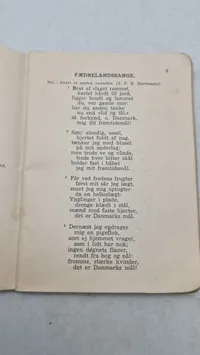 Samling lærebøger fra forsvaret