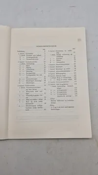 Samling lærebøger fra forsvaret