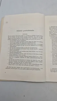Samling lærebøger fra forsvaret