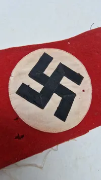 Waffen SS armbind, skåret af uniform. Originalt