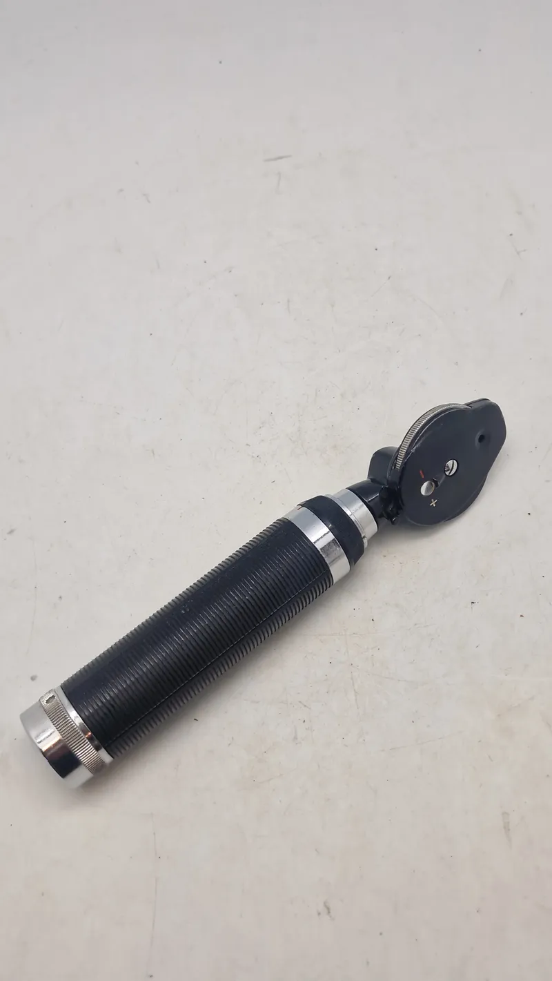 AO (American Optical) direkte oftalmoskop, et medicinsk instrument, der bruges til at undersøge øjets nethinde