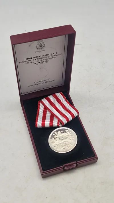 Dansk medalje for udsendte for Danmark med æske. Original