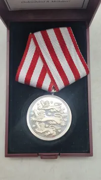 Dansk medalje for udsendte for Danmark med æske. Original