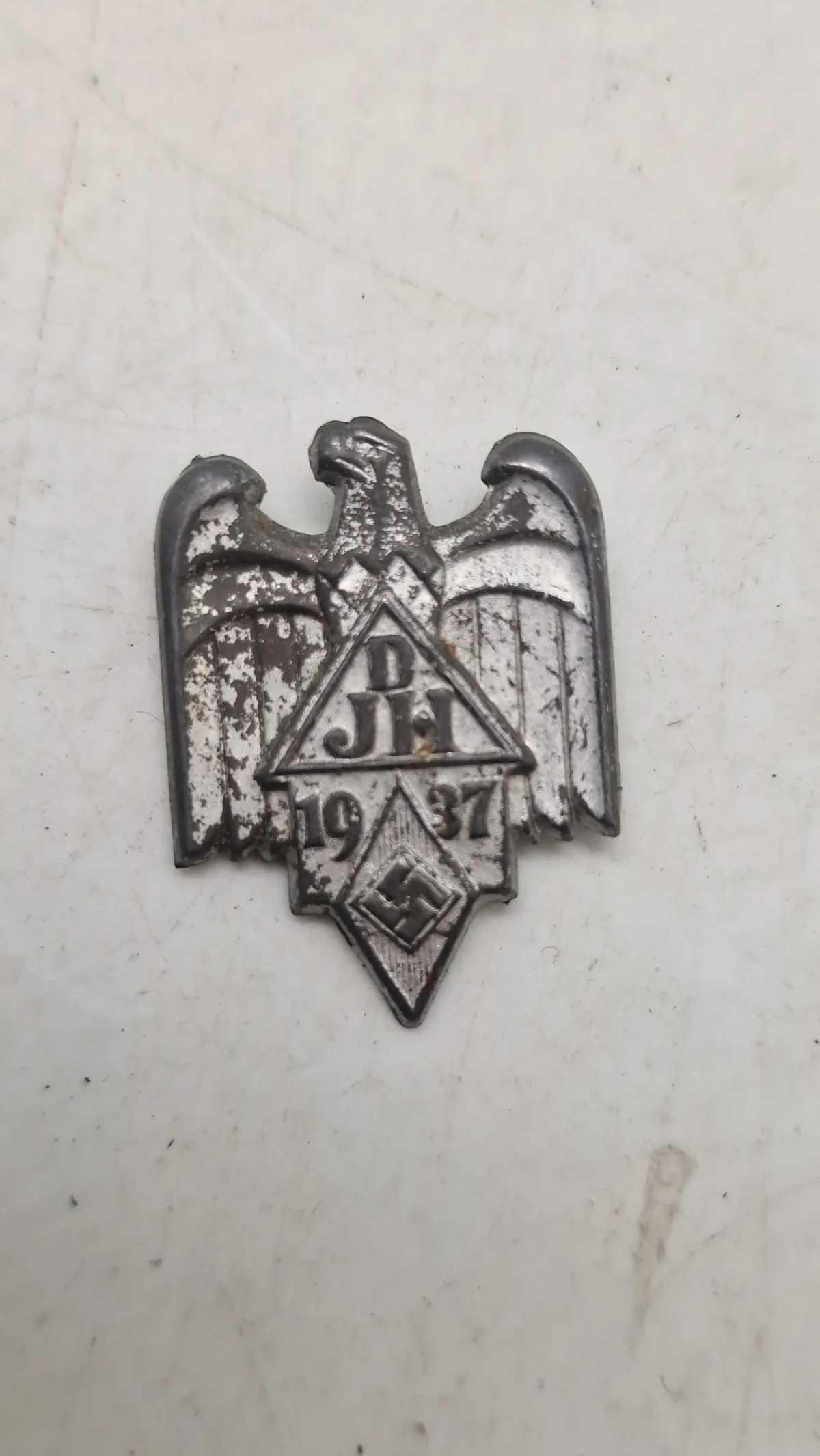 1937 DJH (Deutsches Jugendherbergswerk/German Youth Hostel Association) mærke. Original