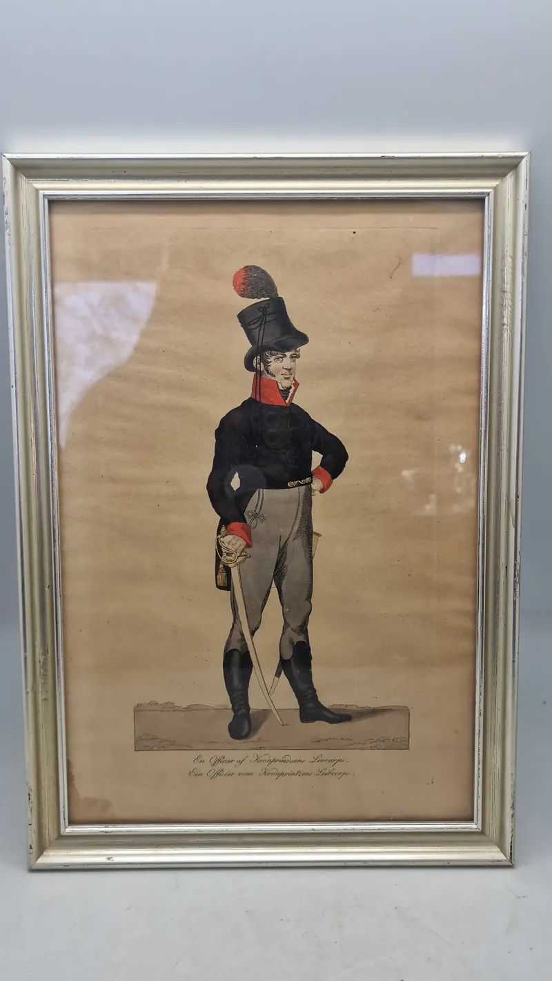 farvelagt litografi med teksten "En Officier af Kronprindsens Livcorps." og "Ein Officier vom Kronprintzene Leibcorp."