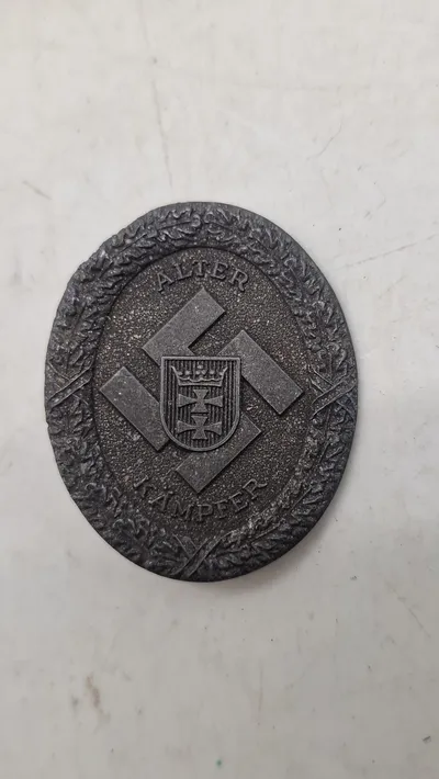 Alter Kämpfer" pin-badge. Original