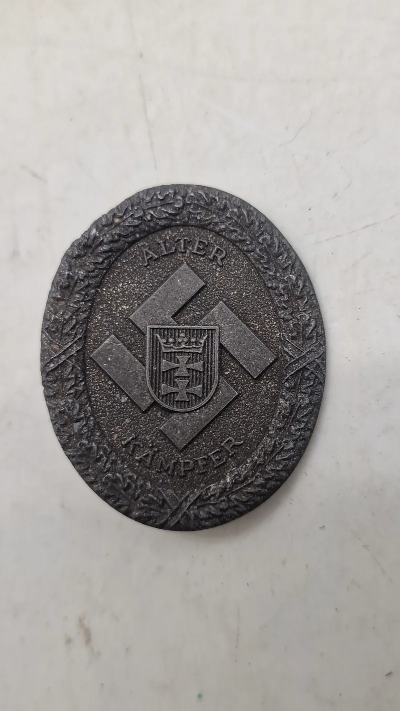 Alter Kämpfer" pin-badge. Original