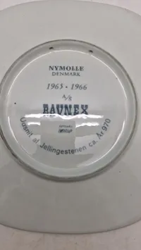 Nymølle Denmark platte, med motiv af Jellingestenen