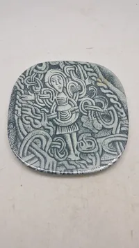 Nymølle Denmark platte, med motiv af Jellingestenen