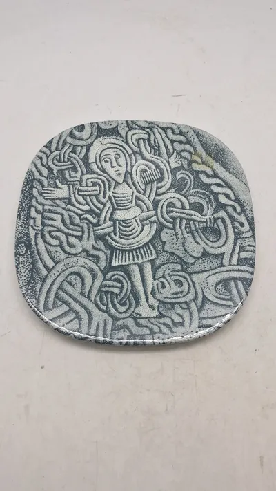 Nymølle Denmark platte, med motiv af Jellingestenen