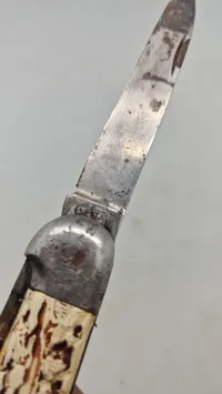 Veludført kniv med bengreb