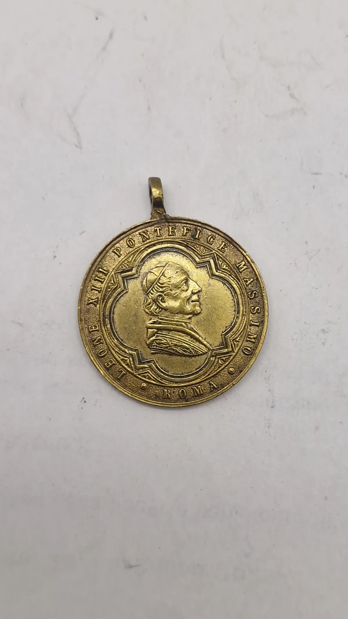 Pavelig medalje med pave Leo XIII's portræt og teksten "LEONE XIII PONTEFICE MASSIMO ROMA"