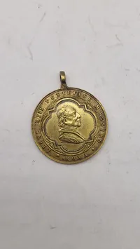 Pavelig medalje med pave Leo XIII's portræt og teksten "LEONE XIII PONTEFICE MASSIMO ROMA"