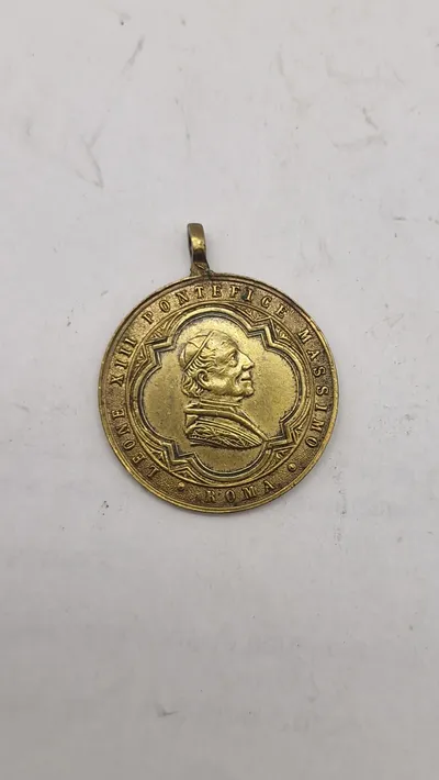 Pavelig medalje med pave Leo XIII's portræt og teksten "LEONE XIII PONTEFICE MASSIMO ROMA"
