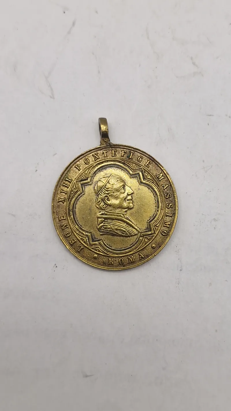 Pavelig medalje med pave Leo XIII's portræt og teksten "LEONE XIII PONTEFICE MASSIMO ROMA"