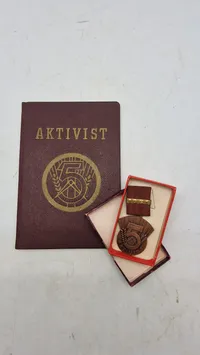 Aktivist des Fünfjahrplanes" (Aktivist for femårsplanen) fra DDR (Østtyskland), original