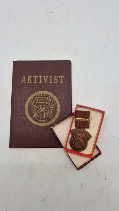Aktivist des Fünfjahrplanes" (Aktivist for femårsplanen) fra DDR (Østtyskland), original