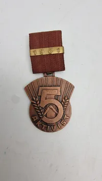 Aktivist des Fünfjahrplanes" (Aktivist for femårsplanen) fra DDR (Østtyskland), original