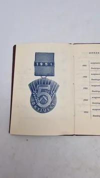 Aktivist des Fünfjahrplanes" (Aktivist for femårsplanen) fra DDR (Østtyskland), original