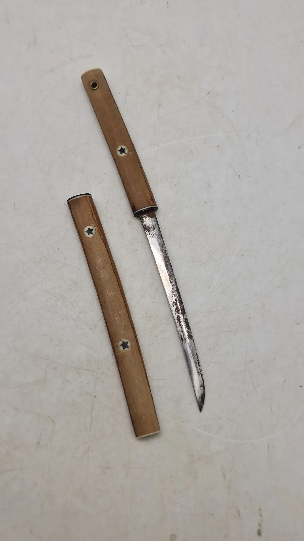 Veludført brevåbner som katana