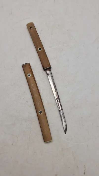 Veludført brevåbner som katana