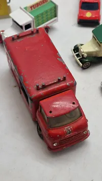 Lot ældre legetøjsbiler mm.