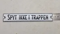 Emaljeskilt, “Spyt ikke på trappen”