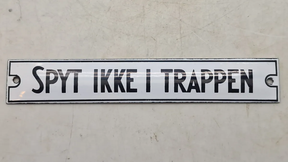 Emaljeskilt, “Spyt ikke på trappen”