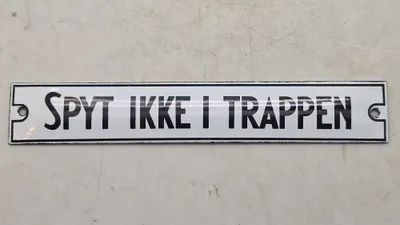 Emaljeskilt, “Spyt ikke på trappen”