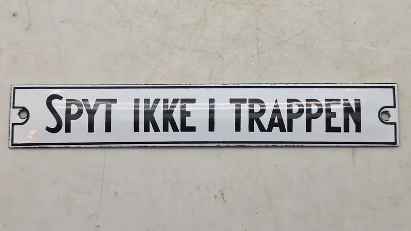 Emaljeskilt, “Spyt ikke på trappen”