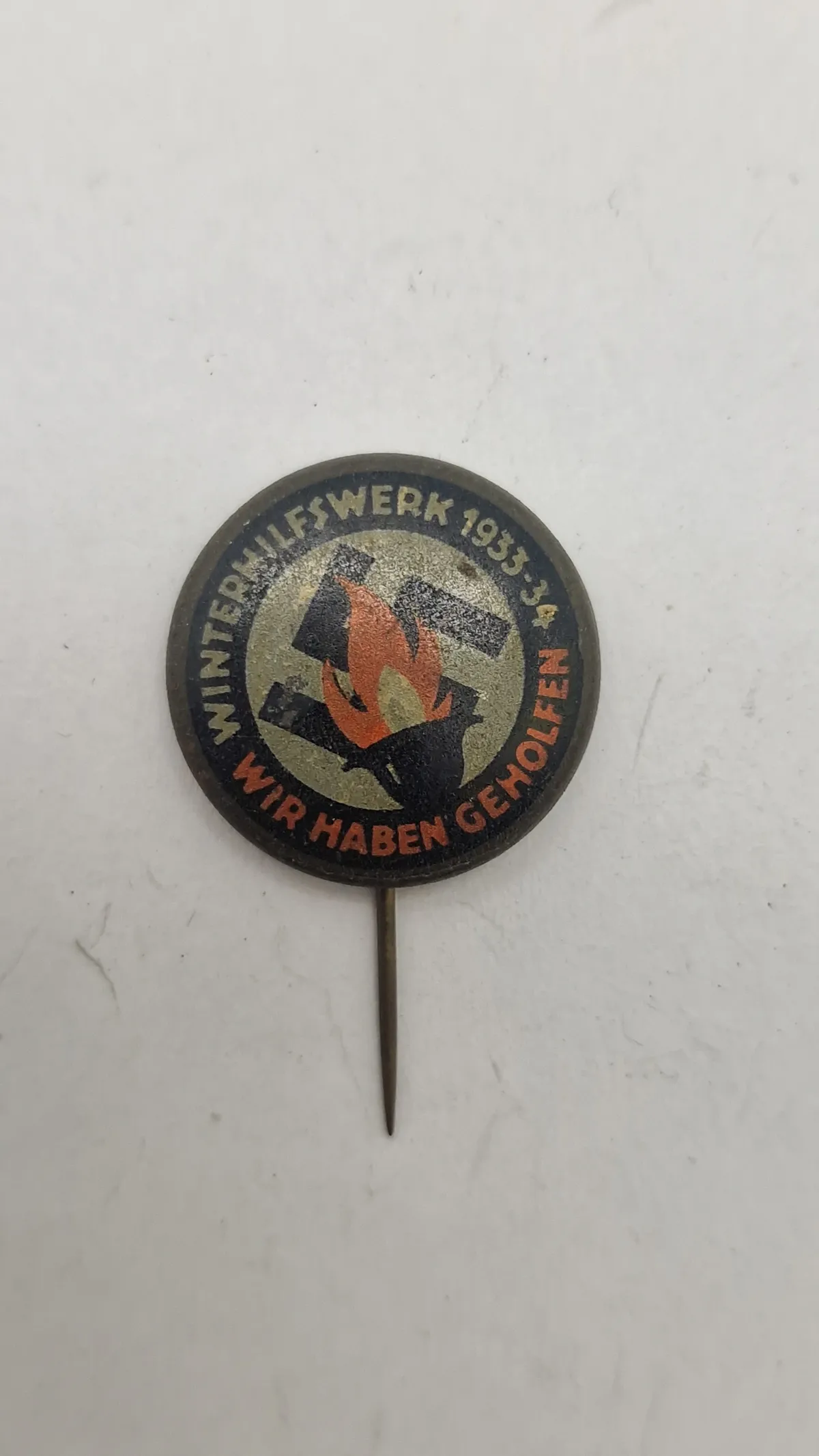 Winterhilfswerk 1933-34 "Wir haben geholfen" (Vi har hjulpet) badge. Originalt