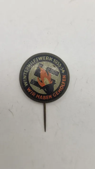 Winterhilfswerk 1933-34 "Wir haben geholfen" (Vi har hjulpet) badge. Originalt