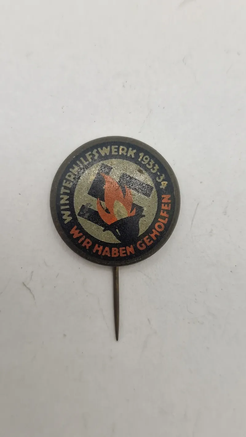 Winterhilfswerk 1933-34 "Wir haben geholfen" (Vi har hjulpet) badge. Originalt