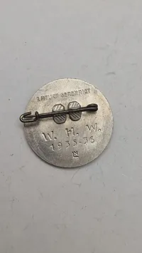 AH pin. Original