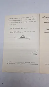 Dokumenter tildelt Fritz Carl Vilhelm von Magius (1903–1969), med underskrifter af Kong Christian X og Frederik IX