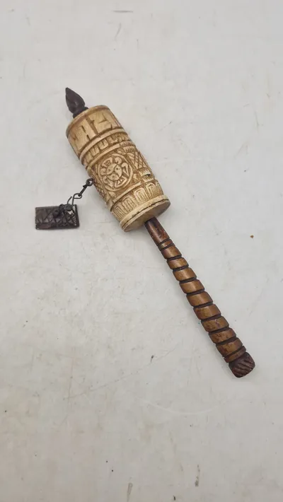 tibetansk bedemølle, et rituelt redskab fra den tibetanske buddhisme
