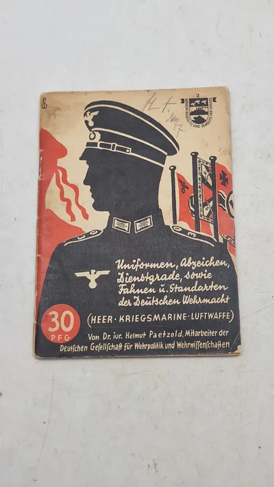 Uniformen, Abzeichen, Dienstgrade, sowie Fahnen und Standarten. Originalt