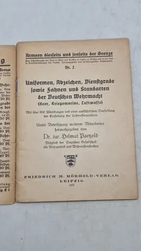 Uniformen, Abzeichen, Dienstgrade, sowie Fahnen und Standarten. Originalt